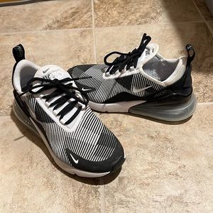 Black and white nike air max 270
